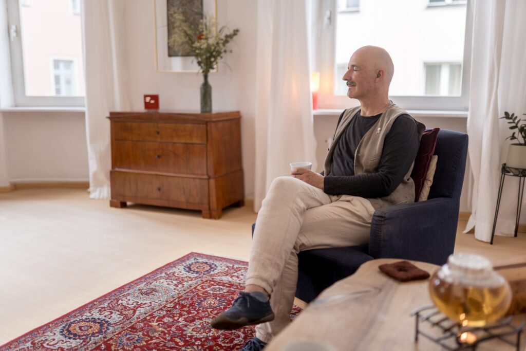 AMBRA - Praxis in Regensburg für Traumatherapie und Körperpsychotherapie Dieter Tatz M.A. Meine therapeutischen Schwerpunkte liegen in der Traumatherapie, der Integrativen Körperpsychotherapie, und der Atemtherapie. Außerdem biete ich Kurse an für Trauma & Bewusstsein, Holotropes Atmen, Stabilisierungsgruppe für Menschen mit Traumafolgestörungen (THZO) und Trauma- & Tension Releasing Exercises (TRE).