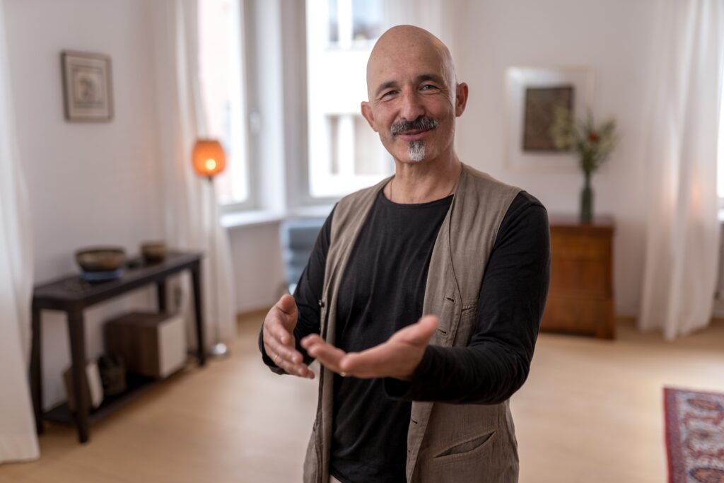 AMBRA - Praxis in Regensburg für Traumatherapie und Körperpsychotherapie Dieter Tatz M.A. Meine therapeutischen Schwerpunkte liegen in der Traumatherapie, der Integrativen Körperpsychotherapie, und der Atemtherapie. Außerdem biete ich Kurse an für Trauma & Bewusstsein, Holotropes Atmen, Stabilisierungsgruppe für Menschen mit Traumafolgestörungen (THZO) und Trauma- & Tension Releasing Exercises (TRE).