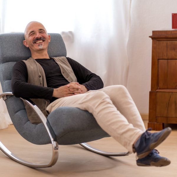 AMBRA - Praxis in Regensburg für Traumatherapie und Körperpsychotherapie Dieter Tatz M.A. Meine therapeutischen Schwerpunkte liegen in der Traumatherapie, der Integrativen Körperpsychotherapie, und der Atemtherapie. Außerdem biete ich Kurse an für Trauma & Bewusstsein, Holotropes Atmen, Stabilisierungsgruppe für Menschen mit Traumafolgestörungen (THZO) und Trauma- & Tension Releasing Exercises (TRE).