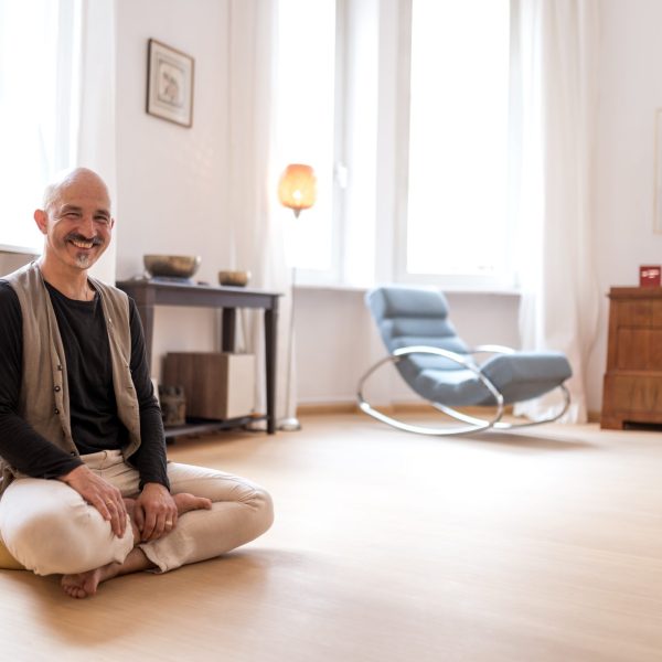 AMBRA - Praxis in Regensburg für Traumatherapie und Körperpsychotherapie Dieter Tatz M.A. Meine therapeutischen Schwerpunkte liegen in der Traumatherapie, der Integrativen Körperpsychotherapie, und der Atemtherapie. Außerdem biete ich Kurse an für Trauma & Bewusstsein, Holotropes Atmen, Stabilisierungsgruppe für Menschen mit Traumafolgestörungen (THZO) und Trauma- & Tension Releasing Exercises (TRE).