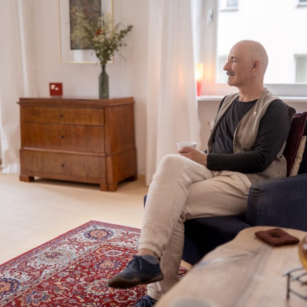 AMBRA - Praxis in Regensburg für Traumatherapie und Körperpsychotherapie Dieter Tatz M.A. Meine therapeutischen Schwerpunkte liegen in der Traumatherapie, der Integrativen Körperpsychotherapie, und der Atemtherapie. Außerdem biete ich Kurse an für Trauma & Bewusstsein, Holotropes Atmen, Stabilisierungsgruppe für Menschen mit Traumafolgestörungen (THZO) und Trauma- & Tension Releasing Exercises (TRE).