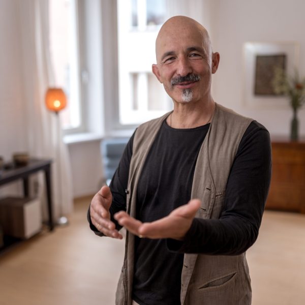 AMBRA - Praxis in Regensburg für Traumatherapie und Körperpsychotherapie Dieter Tatz M.A. Meine therapeutischen Schwerpunkte liegen in der Traumatherapie, der Integrativen Körperpsychotherapie, und der Atemtherapie. Außerdem biete ich Kurse an für Trauma & Bewusstsein, Holotropes Atmen, Stabilisierungsgruppe für Menschen mit Traumafolgestörungen (THZO) und Trauma- & Tension Releasing Exercises (TRE).