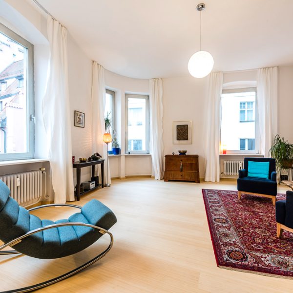 AMBRA - Praxis in Regensburg für Traumatherapie und Körperpsychotherapie Dieter Tatz M.A. Meine therapeutischen Schwerpunkte liegen in der Traumatherapie, der Integrativen Körperpsychotherapie, und der Atemtherapie. Außerdem biete ich Kurse an für Trauma & Bewusstsein, Holotropes Atmen, Stabilisierungsgruppe für Menschen mit Traumafolgestörungen (THZO) und Trauma- & Tension Releasing Exercises (TRE).