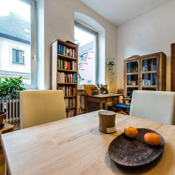 AMBRA - Praxis in Regensburg für Traumatherapie und Körperpsychotherapie Dieter Tatz M.A. Meine therapeutischen Schwerpunkte liegen in der Traumatherapie, der Integrativen Körperpsychotherapie, und der Atemtherapie. Außerdem biete ich Kurse an für Trauma & Bewusstsein, Holotropes Atmen, Stabilisierungsgruppe für Menschen mit Traumafolgestörungen (THZO) und Trauma- & Tension Releasing Exercises (TRE).