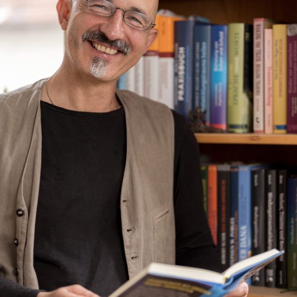 Praxis in Regensburg für Traumatherapie und Körperpsychotherapie Dieter Tatz M.A. Meine therapeutischen Schwerpunkte liegen in der Traumatherapie, der Integrativen Körperpsychotherapie, und der Atemtherapie. Außerdem biete ich Kurse an für Trauma & Bewusstsein, Holotropes Atmen, Stabilisierungsgruppe für Menschen mit Traumafolgestörungen (THZO) und Trauma- & Tension Releasing Exercises (TRE).